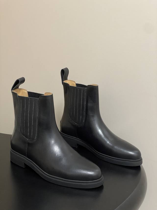 Loro Piana 诺悠翩雅 Lp60S秋冬新款 Horseriding 踝靴松紧带切尔西短靴 这款来自Loro Highlands胶囊系列的Horserid