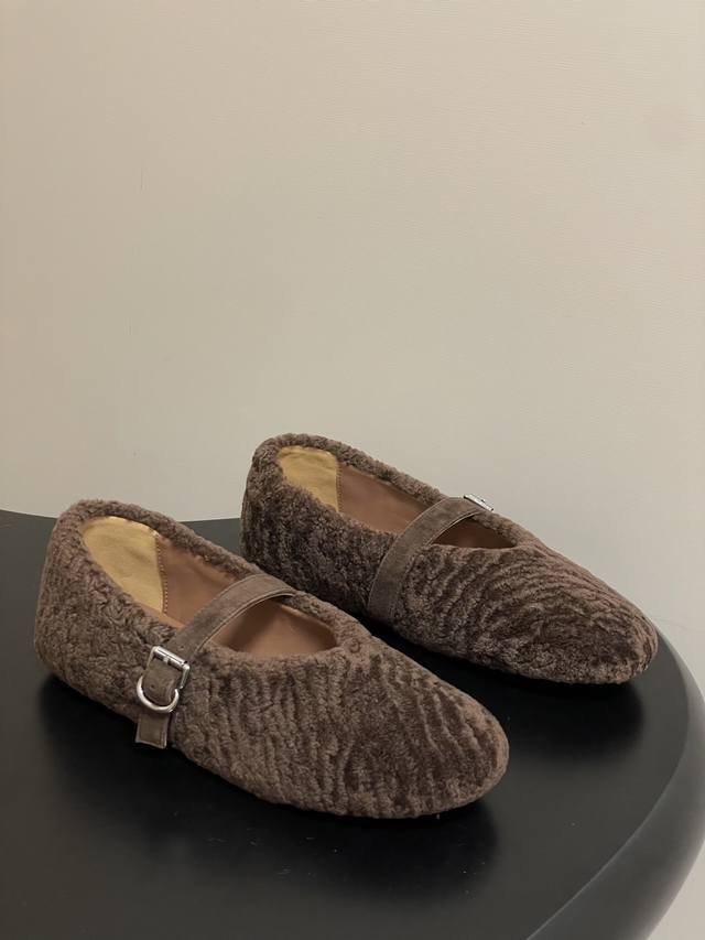 皮带盒20下单备注 默认普通盒 25Fw秋冬新款 Alaia阿莱亚 羊羔毛法式芭蕾舞鞋羊毛面玛丽珍平底单鞋老钱风 原本更具有柔美浪漫气息的芭蕾平底鞋采用麂皮绒鞋