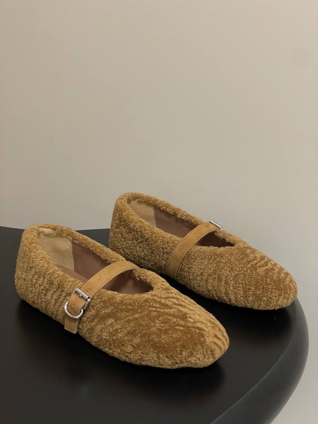 皮带盒20下单备注 默认普通盒 25Fw秋冬新款 Alaia阿莱亚 羊羔毛法式芭蕾舞鞋羊毛面玛丽珍平底单鞋老钱风 原本更具有柔美浪漫气息的芭蕾平底鞋采用麂皮绒鞋