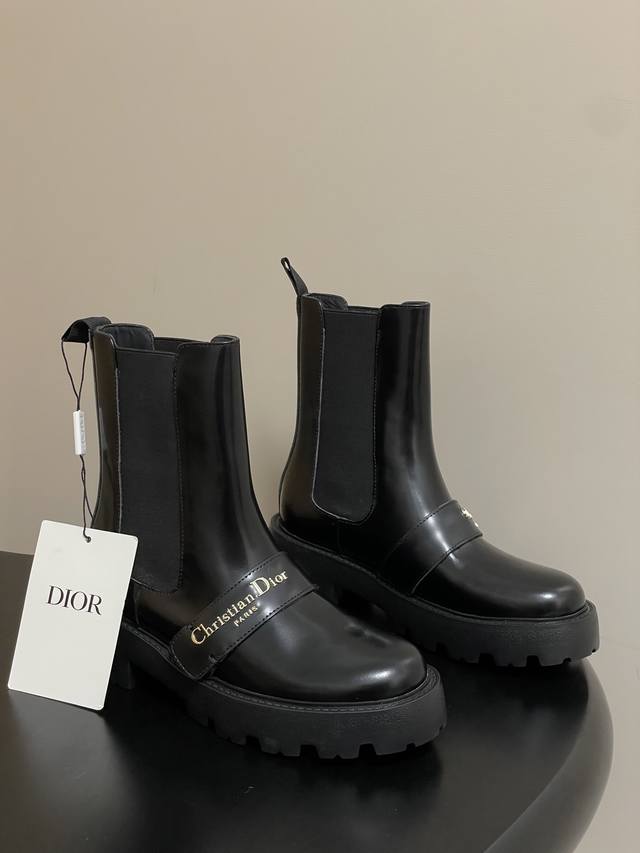 25Ss早秋新款Dior 迪奥D-Quest 及踝靴Cd字母金属扣松紧带厚底短靴一脚蹬机车风马丁靴靴 这款 D-Quest 及踝靴是二零二五早春成衣系列新品，全