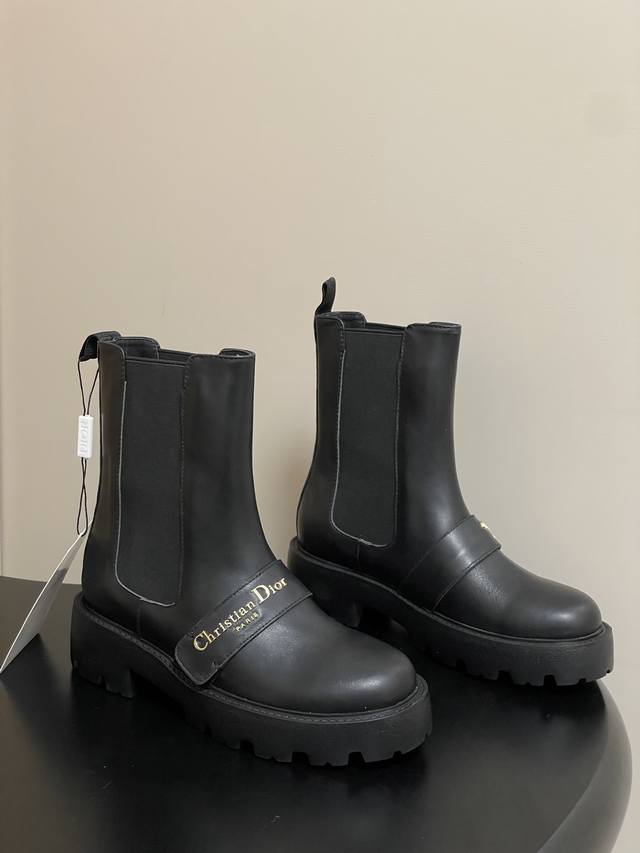 25Ss早秋新款Dior 迪奥D-Quest 及踝靴Cd字母金属扣松紧带厚底短靴一脚蹬机车风马丁靴靴 这款 D-Quest 及踝靴是二零二五早春成衣系列新品，全