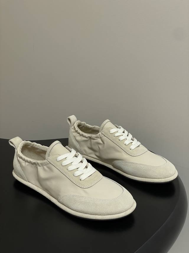 The Row26S春夏最新 Tr极简风拼色系带阿甘休闲鞋 小红书被点爆的一款最新单品！一眼情定The Row 板鞋！即便是一双普通的运动鞋Row 家依旧看起来