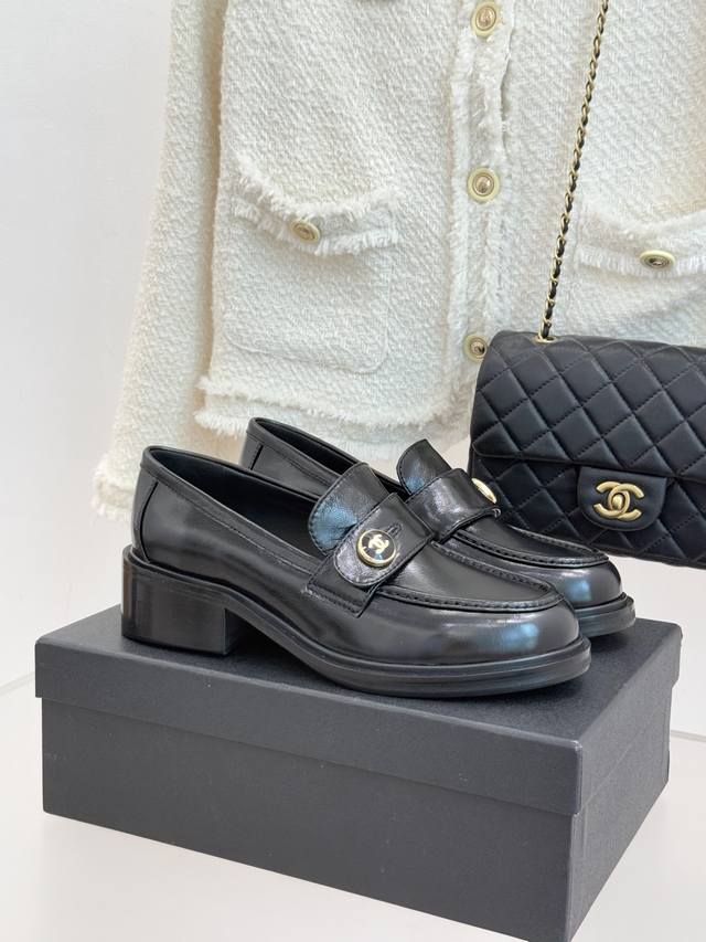 厂价 Chane*｜小香25K新品双C纽扣乐福鞋 当乐福鞋的慵懒基因遇上经典密码 这双乐福鞋便成了跨越场景的时尚注解。 鞋面上的双C纽扣是灵魂所在 将品牌底蕴藏