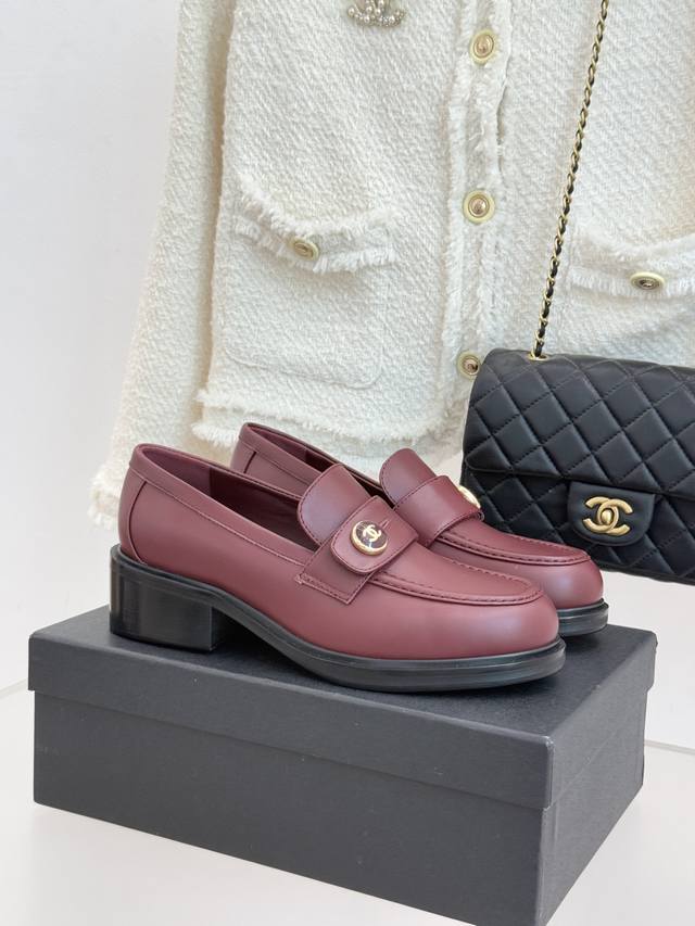 厂价 Chane*｜小香25K新品双C纽扣乐福鞋 当乐福鞋的慵懒基因遇上经典密码 这双乐福鞋便成了跨越场景的时尚注解。 鞋面上的双C纽扣是灵魂所在 将品牌底蕴藏