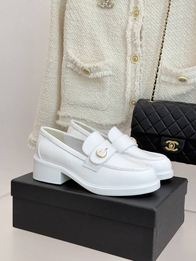 厂价 Chane*｜小香25K新品双C纽扣乐福鞋 当乐福鞋的慵懒基因遇上经典密码 这双乐福鞋便成了跨越场景的时尚注解。 鞋面上的双C纽扣是灵魂所在 将品牌底蕴藏