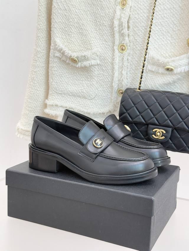 厂价 Chane*｜小香25K新品双C纽扣乐福鞋 当乐福鞋的慵懒基因遇上经典密码 这双乐福鞋便成了跨越场景的时尚注解。 鞋面上的双C纽扣是灵魂所在 将品牌底蕴藏