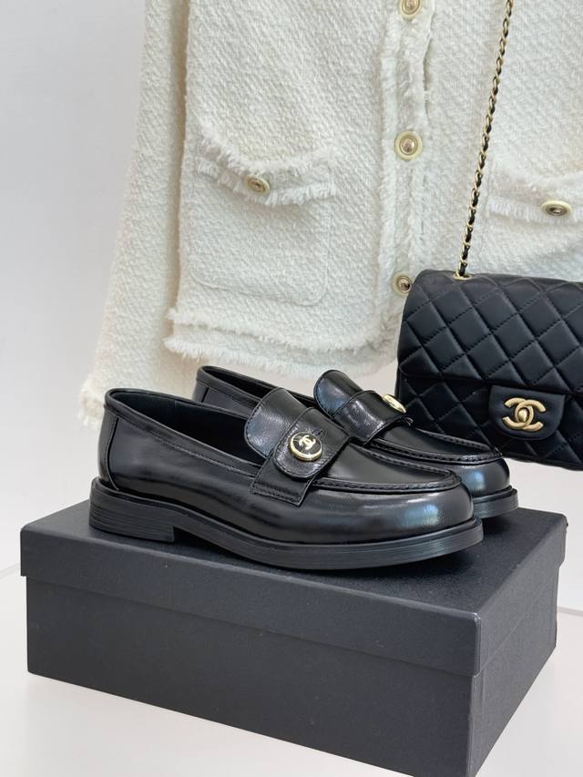 厂价 Chane*｜小香25K新品双C纽扣乐福鞋 当乐福鞋的慵懒基因遇上经典密码 这双乐福鞋便成了跨越场景的时尚注解。 鞋面上的双C纽扣是灵魂所在 将品牌底蕴藏