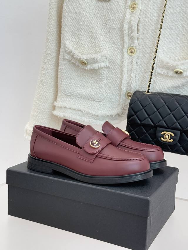 厂价 Chane*｜小香25K新品双C纽扣乐福鞋 当乐福鞋的慵懒基因遇上经典密码 这双乐福鞋便成了跨越场景的时尚注解。 鞋面上的双C纽扣是灵魂所在 将品牌底蕴藏