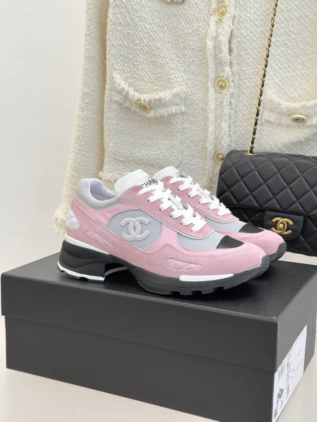 厂价 Chane*｜小香25K双C熊猫粗跟高跟 运动鞋老爹鞋 当小香创新语言碰撞老爹鞋的复古浪潮 这双运动鞋以标志性符号与矛盾美学 打破奢华与街头的风格边界 成