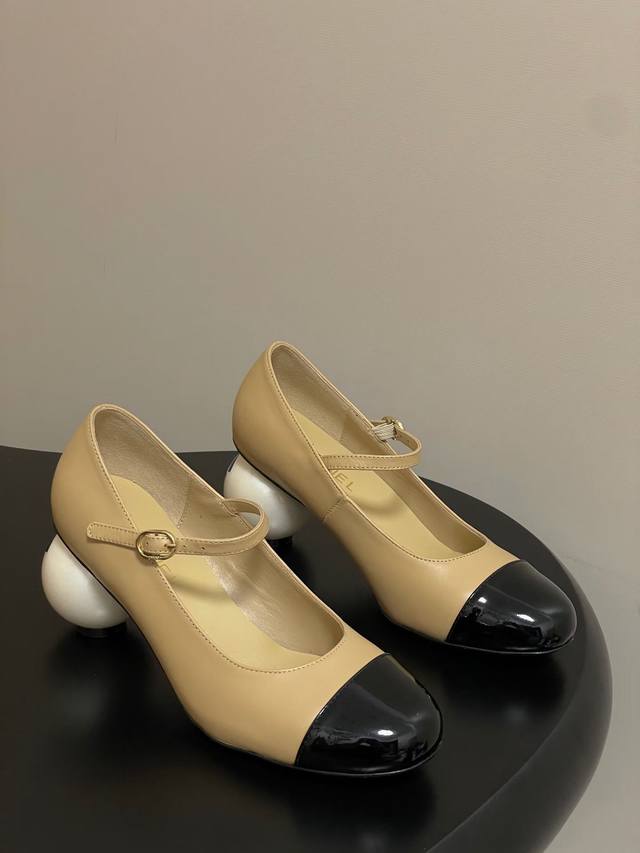 单鞋 中靴 长鞋 Chanel 香奈儿2660秋冬走秀款双C巨型珍珠跟 在米兰时尚的T台上 亮相便艳惊四座，成功晋升为潮流人士的梦中情靴 。经典的双C标志与巨型