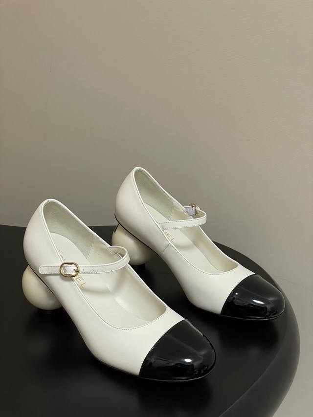 单鞋 中靴 长鞋 Chanel 香奈儿2660秋冬走秀款双C巨型珍珠跟 在米兰时尚的T台上 亮相便艳惊四座，成功晋升为潮流人士的梦中情靴 。经典的双C标志与巨型