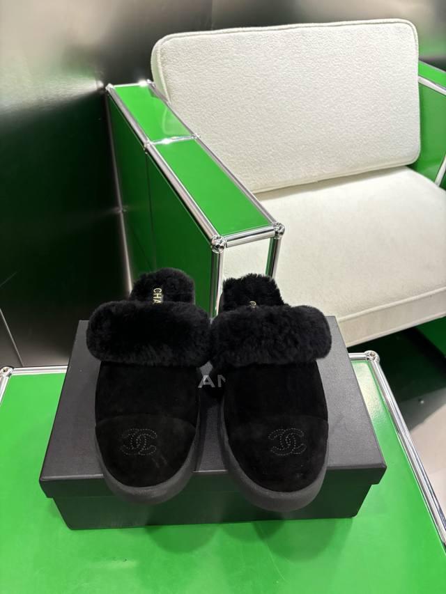 K010Chanel 小香羊毛口羊毛里拼接半拖鞋 25Fw秋冬新款，宝藏时髦单品，超级火的一款，上脚真心美，超有小香的调调，高级感十足！简约又难以抗拒，搭配展现