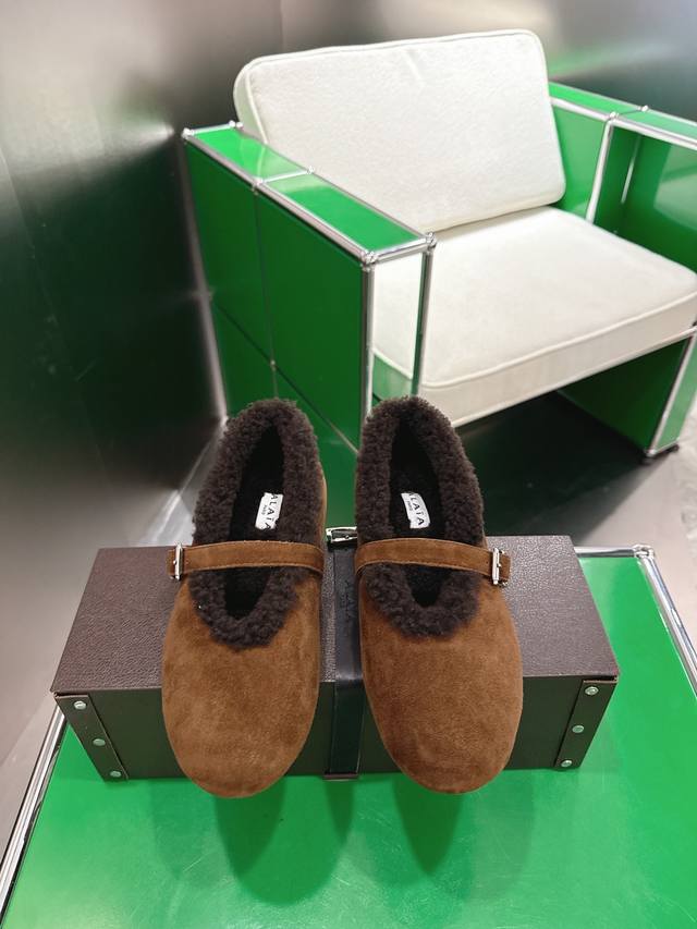 K052Alaia 秋冬新款羊毛玛丽珍鞋芭蕾鞋 采用反绒面料搭配羊羔毛内里，保暖性强；一字扣带设计，金属扣具提升质感，兼具复古与精致感。圆头版型包容脚型，平底设