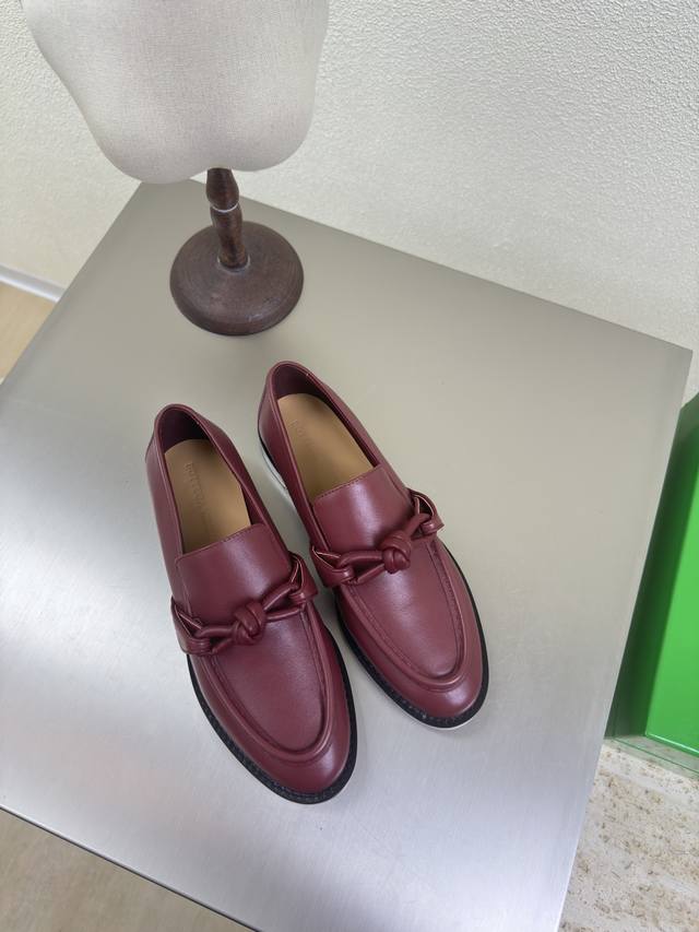 皮扣款单鞋 Bottega Venet* 女士Astaire乐福 单鞋 原版一比一做法 一致结绳皮扣 酒红色 当今流行的又一趋势 天花板啦 最全色百搭 精致平底