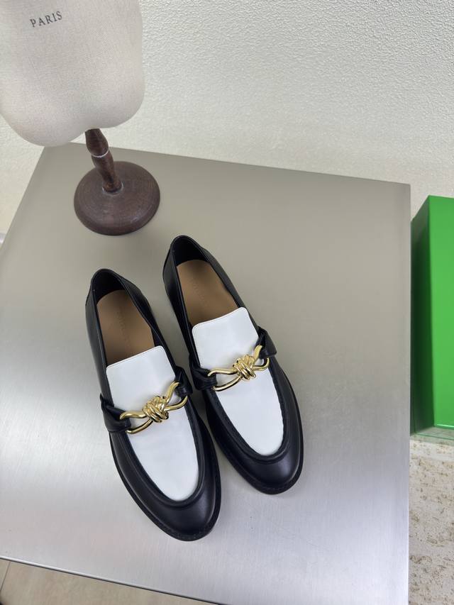 Bottega Venet* 女士Astaire乐福 单鞋 原版一比一做法 一致结绳五金配饰 熊猫色 当今流行的又一趋势 天花板啦 最全色百搭 精致平底 包裹面