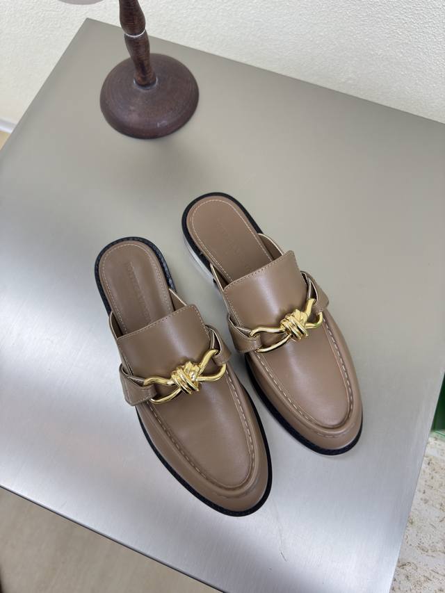 Bottega Venet* 女士Astaire乐福拖鞋 原版一比一做法 一致结绳五金 卡其色 当今流行的又一趋势 天花板啦 最全色百搭 精致平底 包裹面料 同