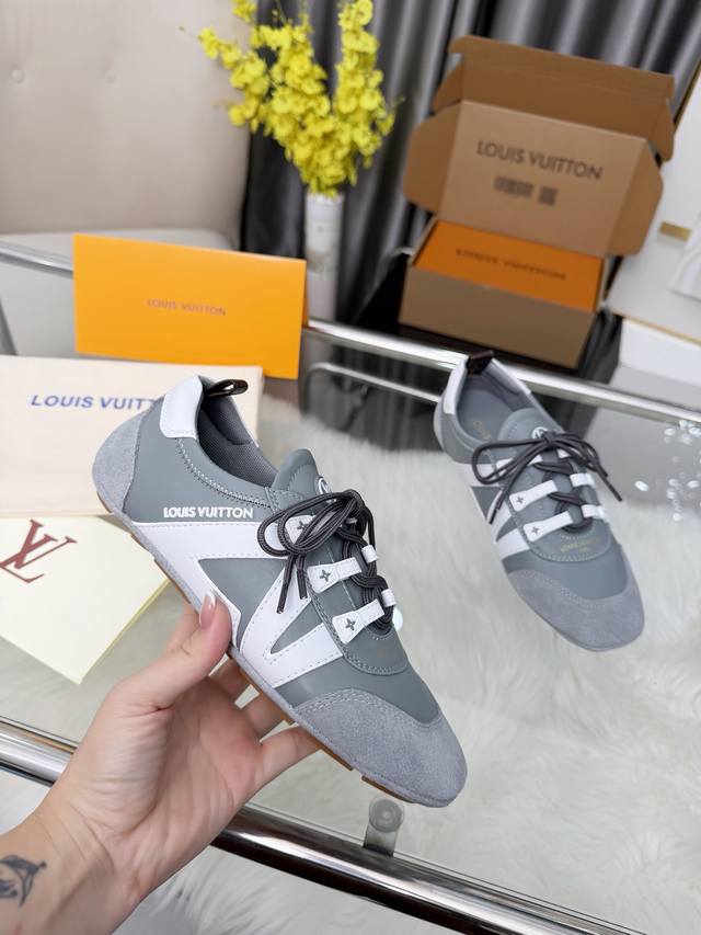 工厂P价 女装女鞋 运动原单 本款 Lv Sneakerina 芭蕾运动鞋为混合材质鞋面搭载柔韧 注塑外底，将运动鞋的舒适质感与芭蕾舞鞋的轻盈构型巧妙融于一体。