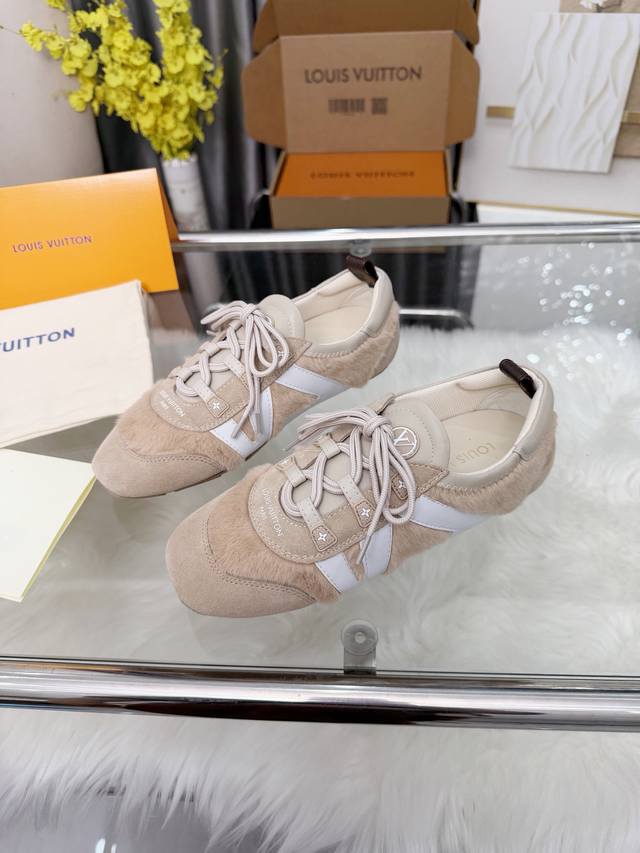 工厂P价 女装女鞋 运动原单 本款 Lv Sneakerina 芭蕾运动鞋为混合材质鞋面搭载柔韧 注塑外底，将运动鞋的舒适质感与芭蕾舞鞋的轻盈构型巧妙融于一体。