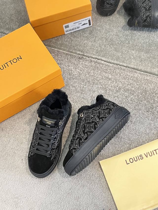 工厂P价 女装女鞋 运动原单 这款Time Out运动鞋的迭代版本，专为寒冷天气设计，采用Monogram刺绣山羊皮材质，内衬为舒适的羊毛材质。这款标志性的款式