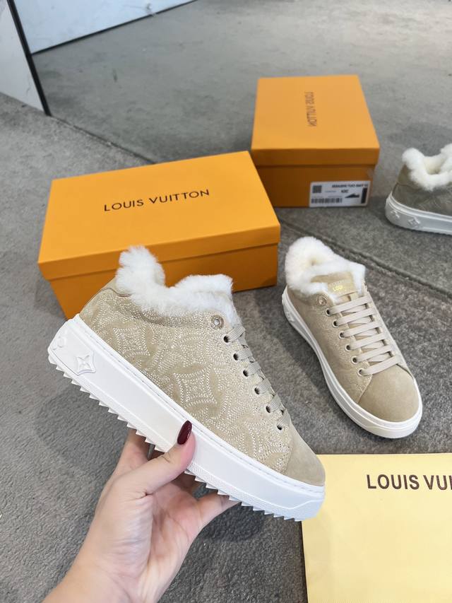 工厂P价 男装男鞋 运动原单 这款Time Out运动鞋的迭代版本，专为寒冷天气设计，采用Monogram刺绣山羊皮材质，内衬为舒适的羊毛材质。这款标志性的款式