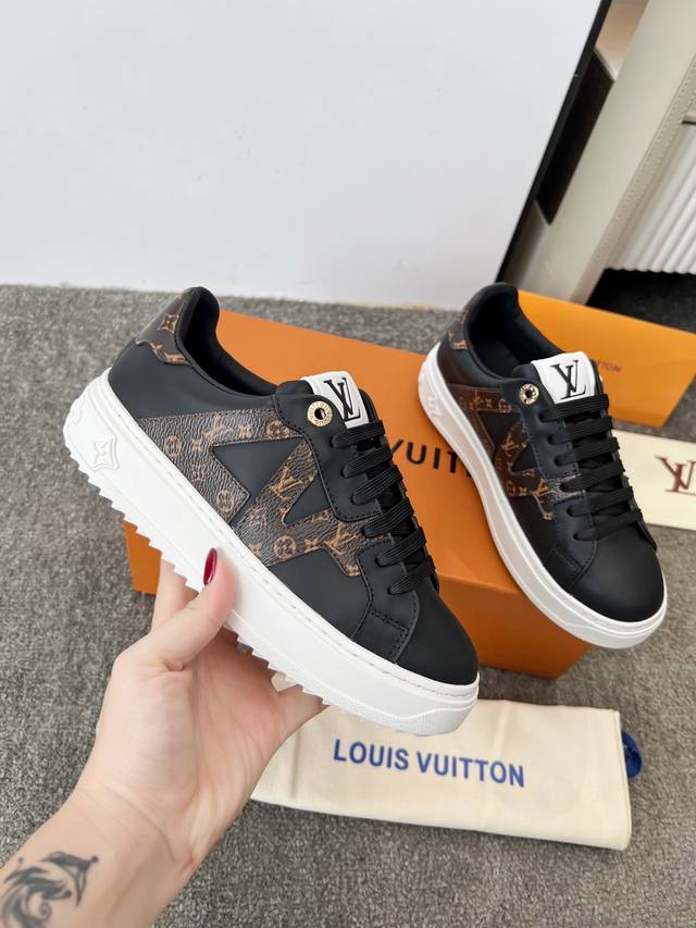 工厂P价 女装女鞋 运动原单 本款 Time Out 运动鞋为光滑牛皮革勾勒 Monogram 帆布饰边，以侧面 Lv 标识释放动感气息。Monogram 花卉