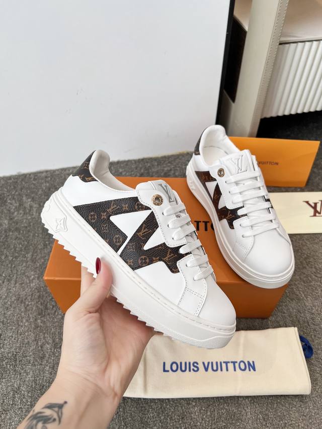 工厂P价 女装女鞋 运动原单 本款 Time Out 运动鞋为光滑牛皮革勾勒 Monogram 帆布饰边，以侧面 Lv 标识释放动感气息。Monogram 花卉