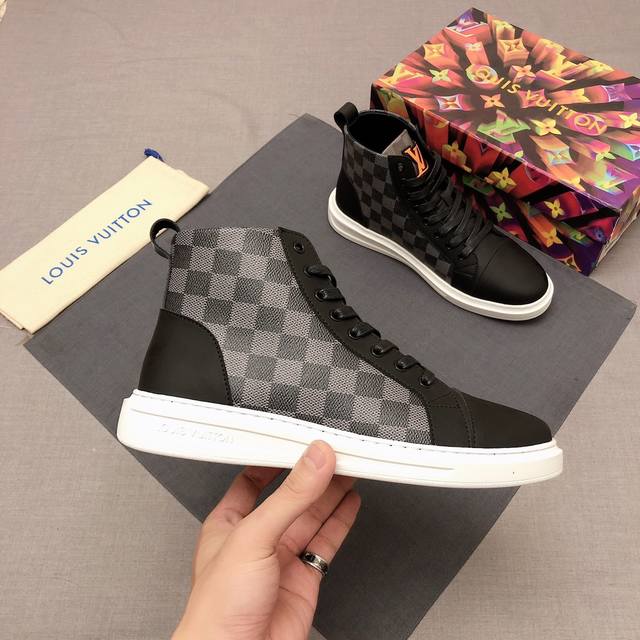 调工厂P价 男装男鞋 运动原单 Lv经典休闲高邦靴，鞋面进口原材质 牛皮压印工艺超软羊皮内里，原版脚感轻盈舒适 原版橡胶大底，欢迎对比 Size:38一44 4