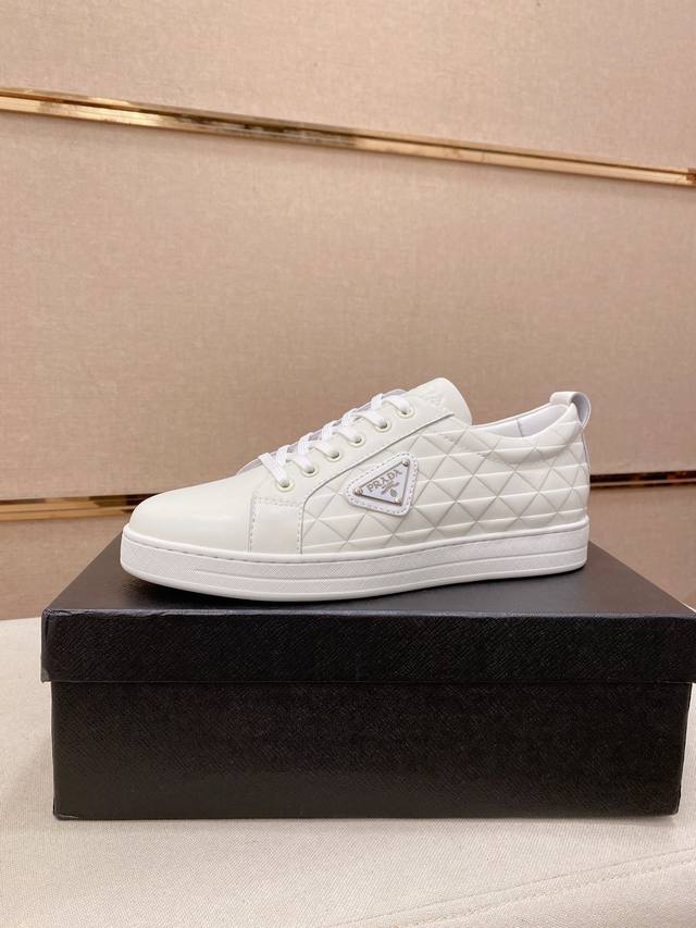 调工厂P价 男装男鞋 运动原单 普拉达 官网最新款休闲时尚男鞋，爆款版型简洁大气，潮男专属.独有的官网最新品牌元素元素原版装饰，时尚又大方，面料原版牛皮羊皮内里