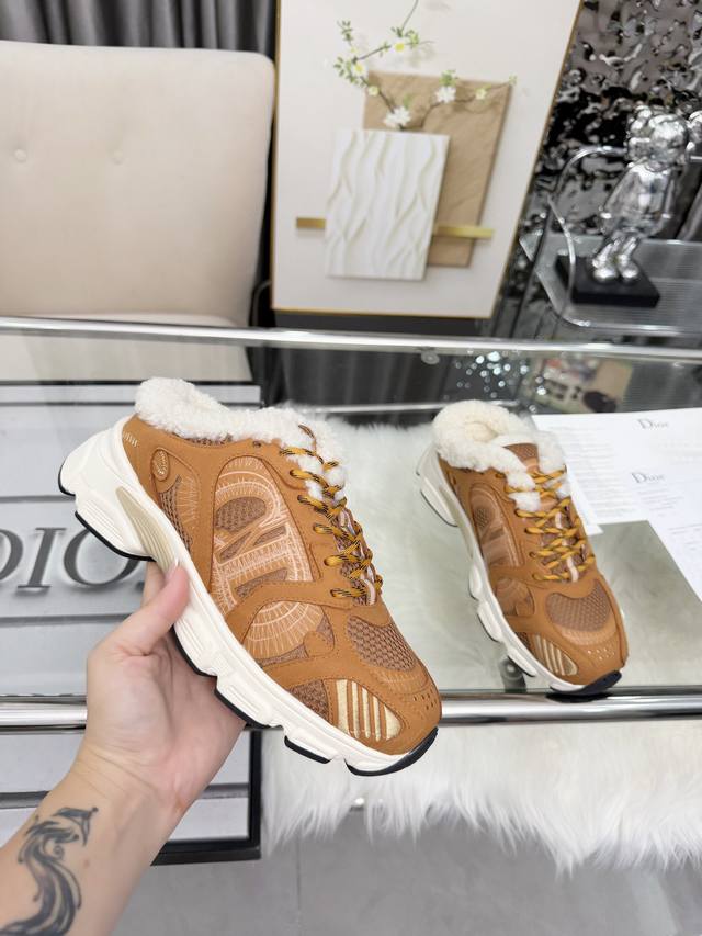 工厂P价 女装女鞋 运动原单迪家官网新色同步更新 这款 Dior Chrono 运动鞋来自Dioralps 限定系列，以Dior 的高订风格经典标识和露跟设计重