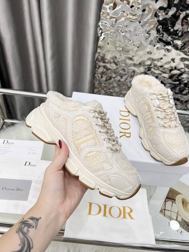 工厂P价 女装女鞋 运动原单这款 Dior Chrono 运动鞋以Dior的高订风格重新演绎跑步鞋。米色毛圈效果科技面料搭配皮革效果镶片，饰以经典细节彰显格调，