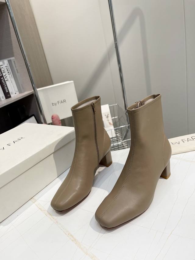 工厂P价 女装女鞋 运动原单 By Far矮靴 经典百搭的靴子 来自保加利亚的新晋鞋By Far鞋履最突出而又最统一的特点就是鞋子简约的设计 独特头型设计 非常