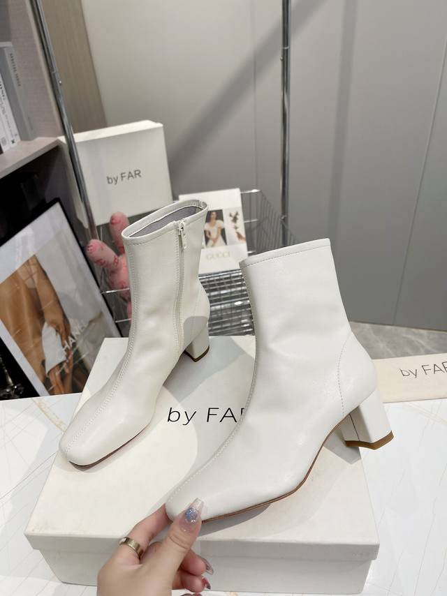 工厂P价 女装女鞋 运动原单 By Far矮靴 经典百搭的靴子 来自保加利亚的新晋鞋By Far鞋履最突出而又最统一的特点就是鞋子简约的设计 独特头型设计 非常