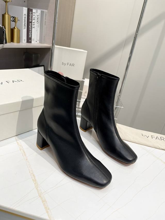 工厂P价 女装女鞋 运动原单 By Far矮靴 经典百搭的靴子 来自保加利亚的新晋鞋By Far鞋履最突出而又最统一的特点就是鞋子简约的设计 独特头型设计 非常