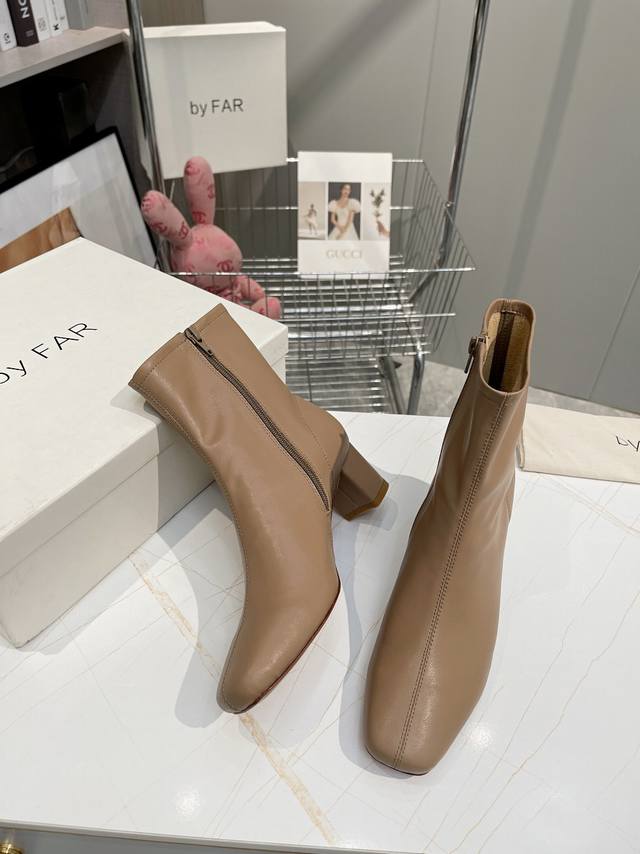 工厂P价 女装女鞋 运动原单 By Far矮靴 经典百搭的靴子 来自保加利亚的新晋鞋By Far鞋履最突出而又最统一的特点就是鞋子简约的设计 独特头型设计 非常