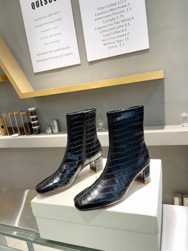 工厂P价 女装女鞋 运动原单 By Far矮靴 经典百搭的靴子 来自保加利亚的新晋鞋By Far鞋履最突出而又最统一的特点就是鞋子简约的设计 独特头型设计 非常