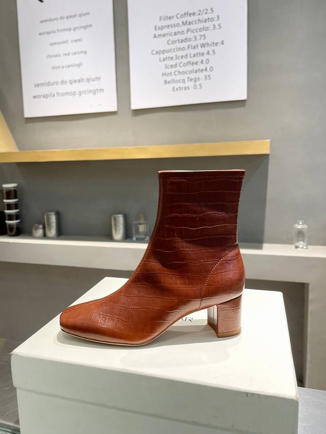 工厂P价 女装女鞋 运动原单 By Far矮靴 经典百搭的靴子 来自保加利亚的新晋鞋By Far鞋履最突出而又最统一的特点就是鞋子简约的设计 独特头型设计 非常