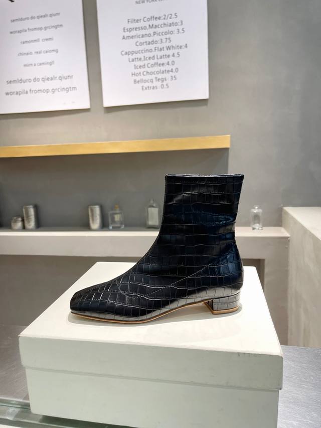 工厂P价 女装女鞋 运动原单 By Far矮靴 经典百搭的靴子 来自保加利亚的新晋鞋By Far鞋履最突出而又最统一的特点就是鞋子简约的设计 独特头型设计 非常