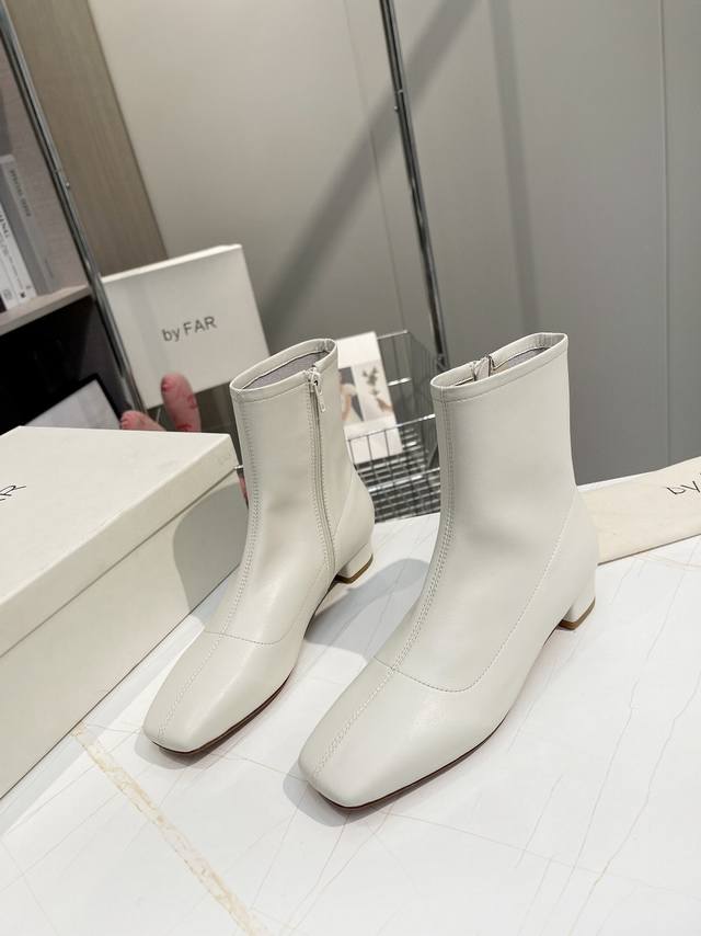 工厂P价 女装女鞋 运动原单 By Far矮靴 经典百搭的靴子 来自保加利亚的新晋鞋By Far鞋履最突出而又最统一的特点就是鞋子简约的设计 独特头型设计 非常