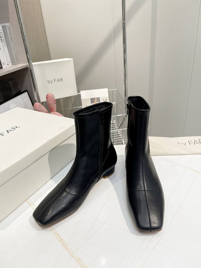 工厂P价 女装女鞋 运动原单 By Far矮靴 经典百搭的靴子 来自保加利亚的新晋鞋By Far鞋履最突出而又最统一的特点就是鞋子简约的设计 独特头型设计 非常