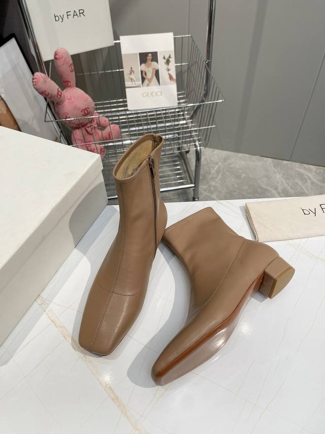 工厂P价 女装女鞋 运动原单 By Far矮靴 经典百搭的靴子 来自保加利亚的新晋鞋By Far鞋履最突出而又最统一的特点就是鞋子简约的设计 独特头型设计 非常