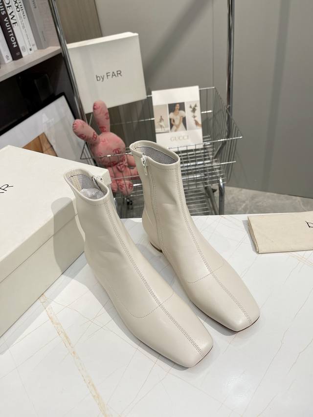 工厂P价 女装女鞋 运动原单 By Far矮靴 经典百搭的靴子 来自保加利亚的新晋鞋By Far鞋履最突出而又最统一的特点就是鞋子简约的设计 独特头型设计 非常