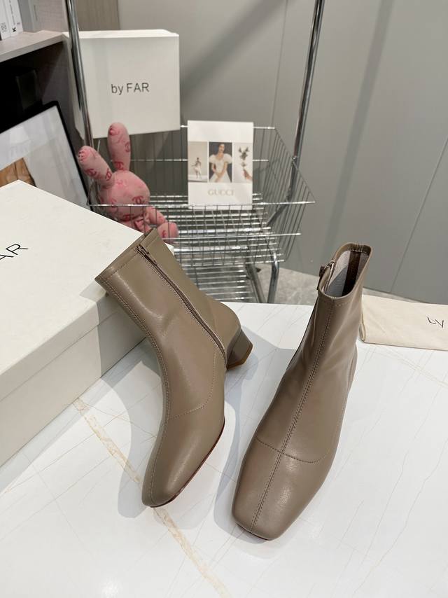 工厂P价 女装女鞋 运动原单 By Far矮靴 经典百搭的靴子 来自保加利亚的新晋鞋By Far鞋履最突出而又最统一的特点就是鞋子简约的设计 独特头型设计 非常