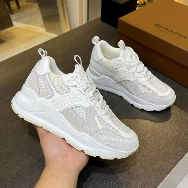 专柜最新高端版本，专柜一比一，巴宝莉23秋冬最新厚底运动鞋，采用复古格子、麂皮和皮革制成，搭配突出的弧形鞋底，鞋面:48%棉，52%小牛皮，衬里:60%聚酯纤维