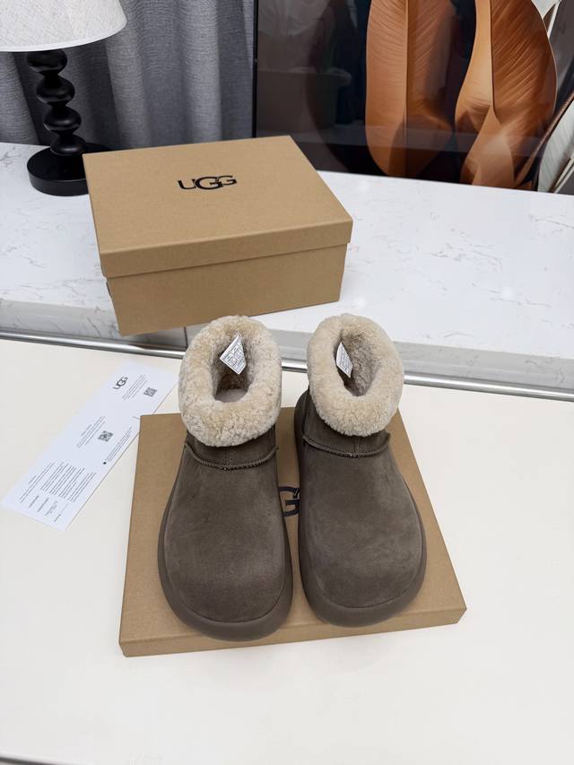 出厂： Ug25最新爆款厚底小土豆羊毛靴真的是必须人手一双！慵懒随性的代表，穿搭上脚真的很高级 上脚包裹感超Nice，很舒服，懒人必备A级牛反绒面料100%纯羊