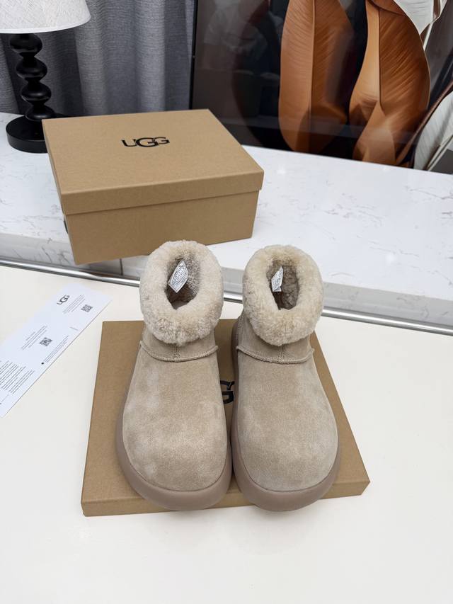 出厂： Ug25最新爆款厚底小土豆羊毛靴真的是必须人手一双！慵懒随性的代表，穿搭上脚真的很高级 上脚包裹感超Nice，很舒服，懒人必备A级牛反绒面料100%纯羊