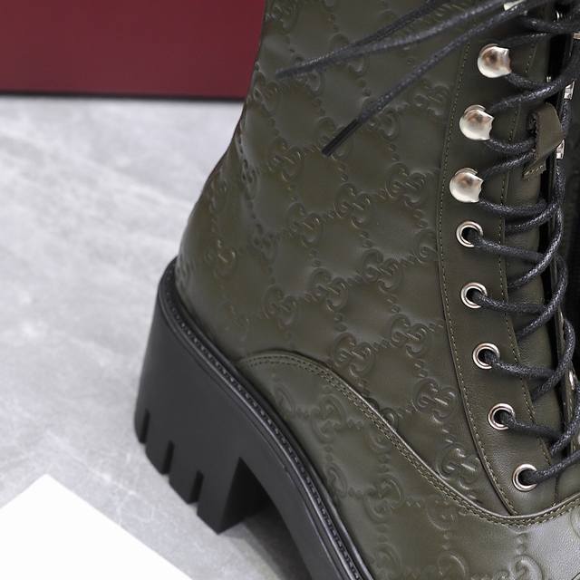 最高版本 2025古奇秋冬最新Gucci 中跟沟槽厚底马衔扣踝切尔西靴代购级别 高端精品尖货 这款短靴匠心融蕴靴子和软帮鞋设计中的时尚元素，配以轻质发泡橡胶沟纹