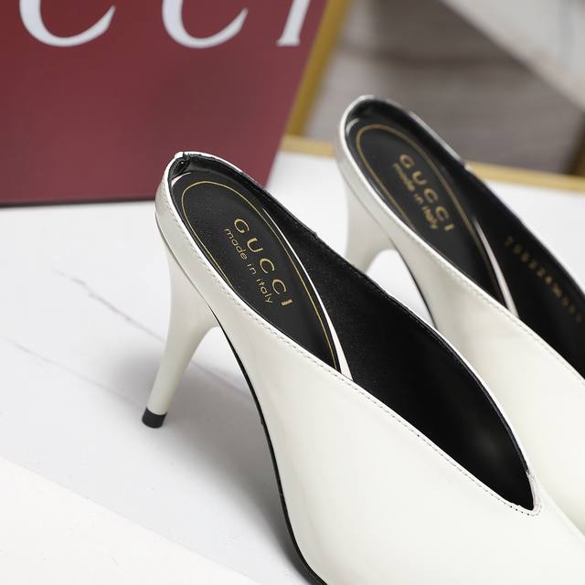 Gucci最高版本！ ／2025夏季新款 代购级别，顶级品质！ 原版购入1:1顶级复刻！ 材质和Y版一致 相当有质感 可以对比Zg无差距 这款高跟凉鞋现已成为品