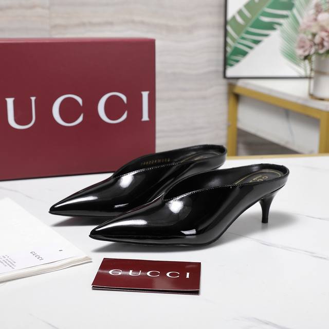 Gucci最高版本！ ／2025夏季新款 代购级别，顶级品质！ 原版购入1:1顶级复刻！ 材质和Y版一致 相当有质感 可以对比Zg无差距 这款高跟凉鞋现已成为品