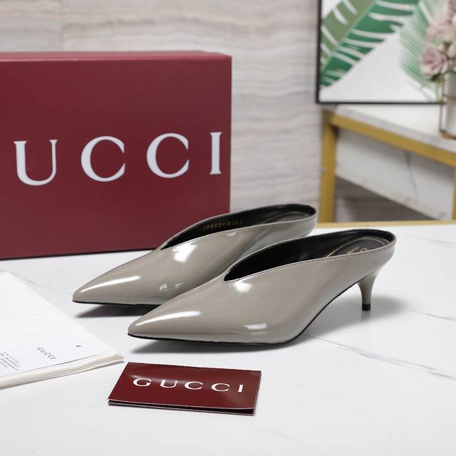 Gucci最高版本！ ／2025夏季新款 代购级别，顶级品质！ 原版购入1:1顶级复刻！ 材质和Y版一致 相当有质感 可以对比Zg无差距 这款高跟凉鞋现已成为品