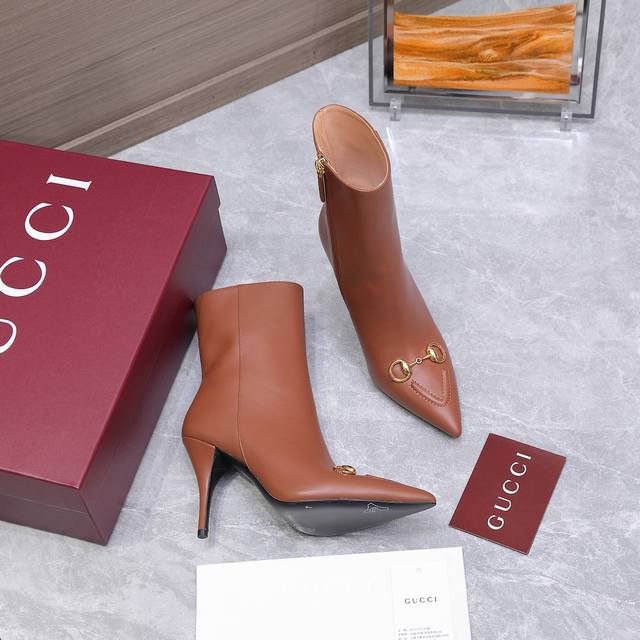 最高版本 2025新款Cucci古奇高跟短靴尖头及踝靴裸靴 顶级版本、欢迎比对. 原版1:1复刻 注意市面通货内里很多都不对版哦请认准咱家正品保证 鞋面：全粒纹